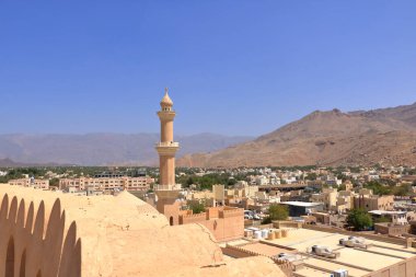 Nizwa Kalesi 'nden Nizwa' ya ve çevresindeki dağlara bakın.