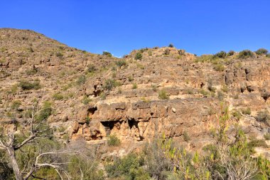 Umman 'daki Jebel Akhdar dağındaki Wadi Bani Habib' de terk edilmiş bir köyün kalıntılarının görüntüsü.