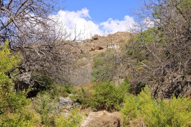 Umman 'daki Jebel Akhdar dağındaki Wadi Bani Habib' de terk edilmiş bir köyün kalıntılarının görüntüsü.