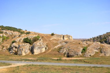Avrupa 'nın en eski kireçtaşı oluşumlarından bazılarına sahip bir dağ manzarası, Dobrogea Gorges (Cheile Dobrogei), Romanya