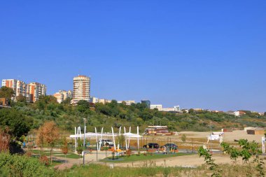 15 Eylül 2021 - Romanya 'da Köstence: Plaj Plaja Modern, güneşli bir günde mavi gökyüzü