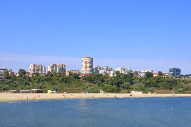 15 Eylül 2021 - Romanya 'da Köstence: Plaj Plaja Modern, güneşli bir günde mavi gökyüzü