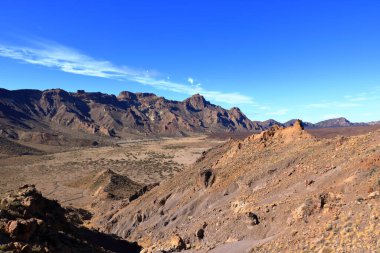 Tenerife, Kanada del Teide 'nin manzarası Guajara dağının zirvesinden geriye kalan eski sandıklar.