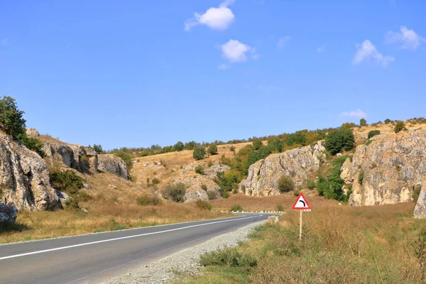 ルーマニアのドブロゲア渓谷 ドブロゲイ にある ヨーロッパで最も古い石灰岩岩の岩でできた山の風景 — ストック写真