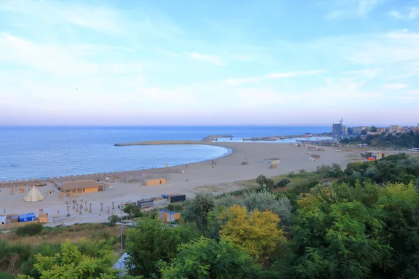 2021年9月15日 罗马尼亚康斯坦丁塔 阳光明媚的海滩平原现代与蓝天 — 图库照片