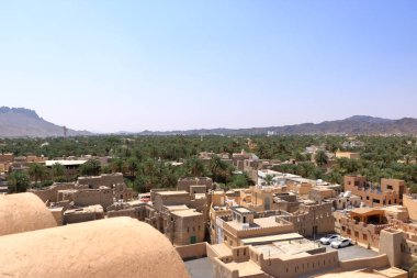 Nizwa Kalesi 'nden Nizwa' ya ve çevresindeki dağlara bakın.