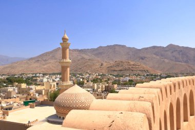 Nizwa Kalesi 'nden Nizwa' ya ve çevresindeki dağlara bakın.