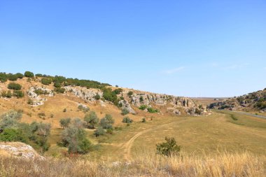 Avrupa 'nın en eski kireçtaşı oluşumlarından bazılarına sahip bir dağ manzarası, Dobrogea Gorges (Cheile Dobrogei), Romanya