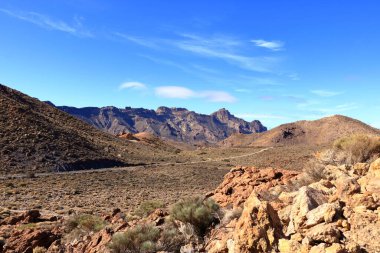 Tenerife, Kanada del Teide 'nin manzarası Guajara dağının zirvesinden geriye kalan eski sandıklar.