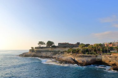 20 Kasım 2021 - Kosta Adeje, Tenerife, İspanya: Altlantik Denizi 'ndeki turizm beldeleri