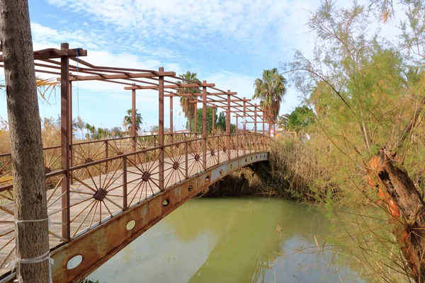 Nehirden Geçen Küçük Köprü Hindi Içinde — Stok fotoğraf