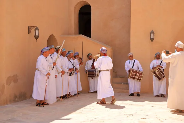 17 Mart 2022 - Nizwa, Umman: Ummani erkekler Nizwa Kalesi 'nde geleneksel kılıç dansı yapıyorlar