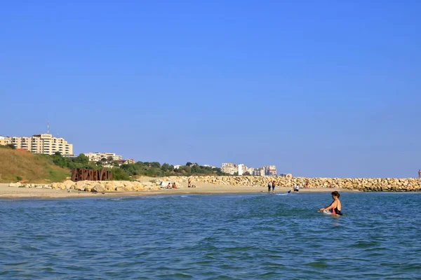 2021年9月15日 罗马尼亚康斯坦丁塔 阳光明媚的海滩平原现代与蓝天 — 图库照片