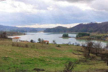 Orman yangınından sonra Türkiye 'nin Antalya bölgesinin Taurus dağlarındaki Yeşil Göl ve Manavgat Nehri