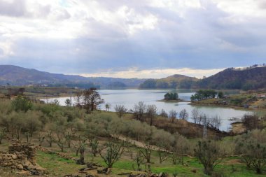 Orman yangınından sonra Türkiye 'nin Antalya bölgesinin Taurus dağlarındaki Yeşil Göl ve Manavgat Nehri