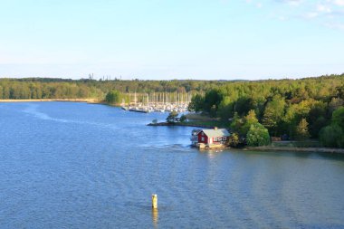 Turku Takımadaları 'nın doğal ortamının güzel manzarası çam ağaçlarının yeşilliği ve uzun su çimleri ve yerel yelkenli tekneleriyle çevrili.