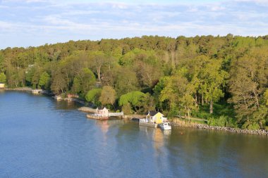 Turku Takımadaları 'nın doğal ortamının güzel manzarası çam ağaçlarının yeşilliği ve uzun su çimleri ve yerel yelkenli tekneleriyle çevrili.