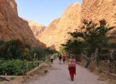 22 Mart 2022 - Wadi Shab, Tiwi, Umman: İnsanlar Umman 'daki Muscat yakınlarındaki güzel manzaralı kanyonda doğanın tadını çıkarıyorlar