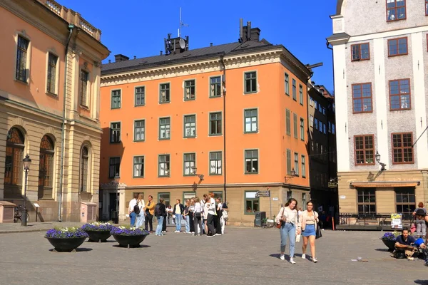 Mayıs 2022 Sveç Stockholm Riddarholmen Kaldırımda Yürüyen Turistler Gamla Stan — Stok fotoğraf