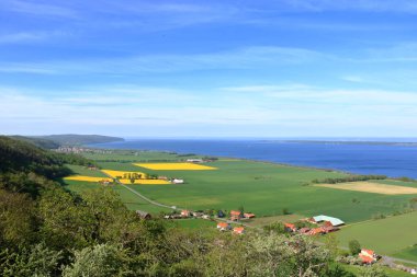 İsveç, Vattern Gölü, Uppgranna Brahehus Kalesi 'nin yüksek açılı kırsal manzarası harabe.