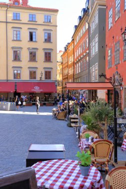 24 Mayıs 2022 - İsveç 'te Stockholm: Riddarholmen' de kaldırımda yürüyen turistler Gamla Stan 'in bir parçasıdır.