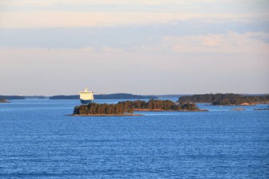 Finlandiya 'da Turku' nun önündeki doğal çevre ve doğal takımadaların açık manzaralı güzel bir sabah manzarası.
