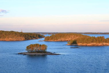 Finlandiya 'da Turku' nun önündeki doğal çevre ve doğal takımadaların açık manzaralı güzel bir sabah manzarası.