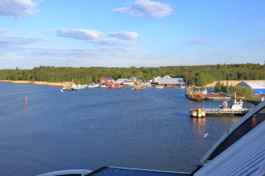 Turku Takımadaları 'nın doğal ortamının güzel manzarası çam ağaçlarının yeşilliği ve uzun su çimleri ve yerel yelkenli tekneleriyle çevrili.