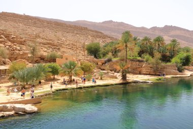 21 Mart 2022 - Wadi Bani Khalid, Umman: İnsanlar olağanüstü doğanın tadını çıkarıyorlar