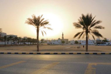 21 Mart 2022 - Umman 'da Sur: Sur kentindeki caminin önündeki toprak alanda futbol oynayan çocuklar