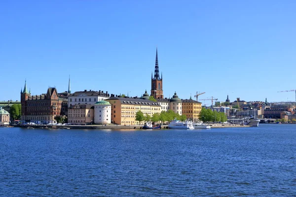 Maja 2022 Sztokholm Szwecji Wyspa Riddarholmen Dworskimi Domami Kościołem Riddarholmskyrkan — Zdjęcie stockowe