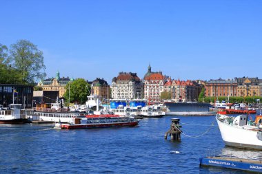 24 Mayıs 2022 - Stockholm, İsveç: Stockholm eski kasabası (Gamla Stan) Skeppsholmsbron 'dan gemi limanına manzara