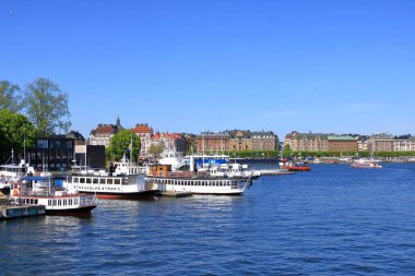 24 Mayıs 2022 - Stockholm, İsveç: Stockholm eski kasabası (Gamla Stan) Skeppsholmsbron 'dan gemi limanına manzara