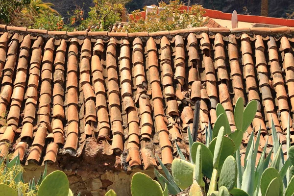旧屋顶的背景和纹理视图 橙色墙背景 独特的瓷砖屋顶顶部 — 图库照片
