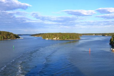 Turku Takımadaları 'nın doğal ortamının güzel manzarası çam ağaçlarının yeşilliği ve uzun su çimleri ve yerel yelkenli tekneleriyle çevrili.