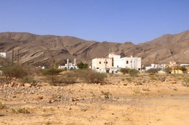 Wadi Bani Khalid yakınlarında küçük bir köy, Umman.