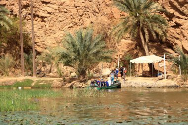 22 Mart 2022 - Wadi Shab, Tiwi, Umman: İnsanlar Umman 'daki Muscat yakınlarındaki güzel manzaralı kanyonda doğanın tadını çıkarıyorlar