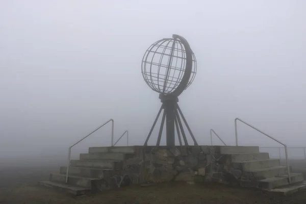 Символ Северного Мыса Нордкаппа Туманный День — стоковое фото