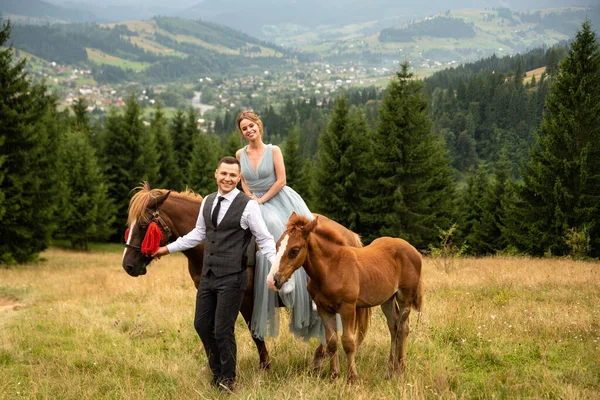 Rustikale Hochzeit Bräute Auf Einem Hochzeitsspaziergang Mit Pferden Den Bergen — Stockfoto