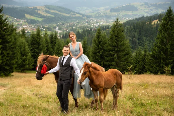 Boda Rústica Novias Paseo Bodas Con Caballos Las Montañas —  Fotos de Stock