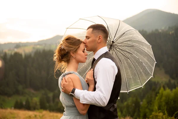 Verliebt Unter Einem Sonnenschirm Auf Dem Berg Mann Und Frau — Stockfoto