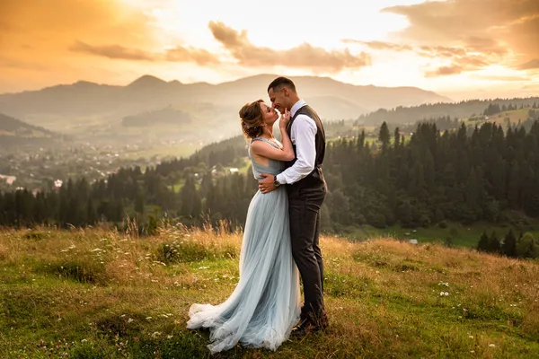 Hochzeit Den Bergen Schönes Brautpaar Küsst Sich Auf Einem Berg — Stockfoto