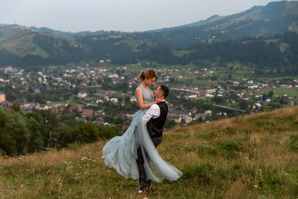 Mükemmel Bir Manzarayla Dağda Kucaklaşan Güzel Düğün Çifti — Stok fotoğraf