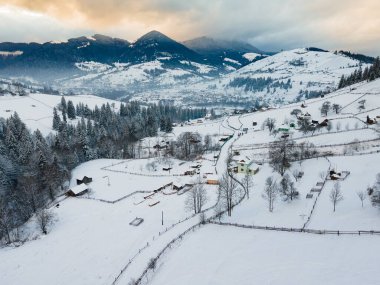 Karla kaplı Ukrayna Karpatları 'nın hava görüntüsü boşluğu kopyalıyor