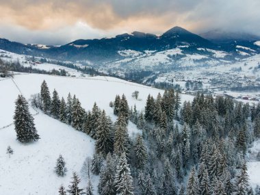 Karpatlar kışın. Dağlar ve Ladin karla kaplı.