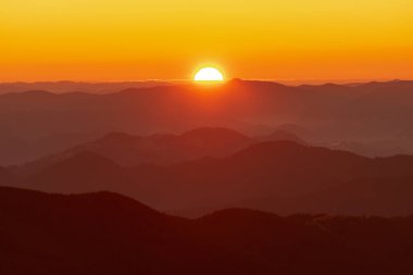 Dağların üzerinde güzel bir gün batımı.