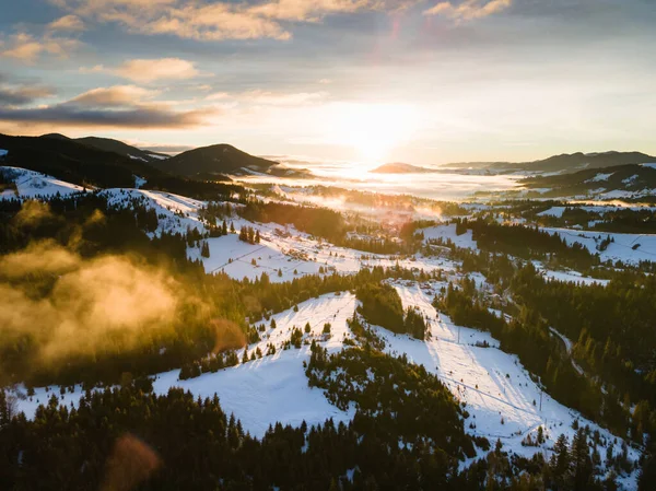 Kış Dağlarındaki Köyün Karla Kaplı Panoraması Kış Manzarası Özgürlük Yalnızlık Stok Resim