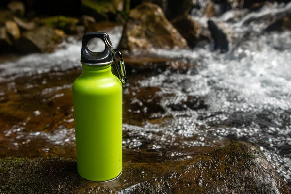 Aluminium Thermos Water Bottle Nature Background — Φωτογραφία Αρχείου