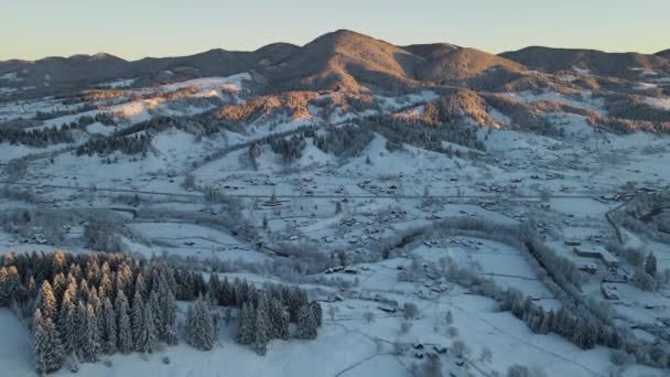 Avslöja Antenn Bebodda Plats Bergen Vintern Fjällbyns Byggnader Snöiga Backar — Stockvideo