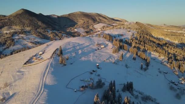 Fantástico Paisaje Montaña Una Mañana Invierno Vista Aérea Del Bosque — Vídeo de stock